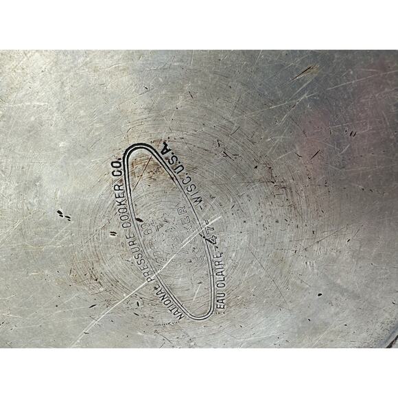 Vintage Presto Pressure Cooker Master 604-4 Quart w/Weight & Older Gasket Seal - Picture 6 of 8